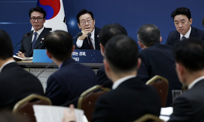 기재부·국가데이터처 업무보고, 발언하는 이재명 대통령     (세종=연합뉴스) 김도훈 기자 = 이재명 대통령이 11일 세종시 정부세종컨벤션센터에서 열린 '2026년 대도약하는 경제, 신뢰받는 데이터' 기획재정부(국세청·관세청·조달청)-국가데이터처 업무보고에서 발언하고 있다. 2025.12.11 [대통령실통신사진기자단]     superdoo82@yna.co.kr (끝)