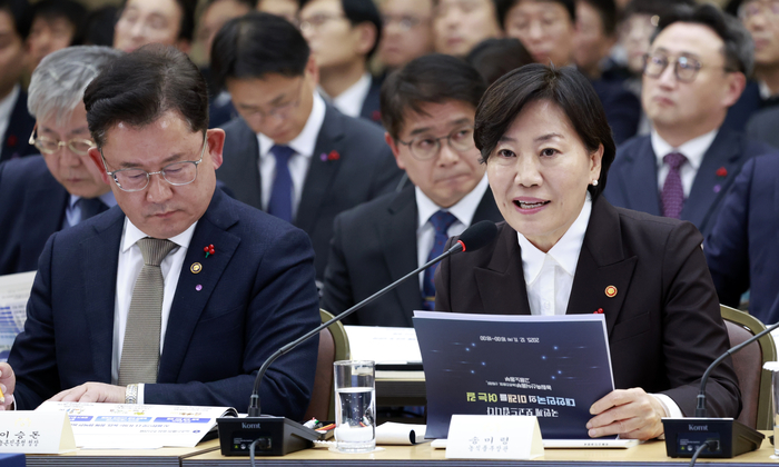 송미령 농림축산식품부 장관이 11일 세종시 정부세종컨벤션센터에서 열린 농림축산식품부(농촌진흥청·산림청)-고용노동부 업무보고에서 부처 업무보고를 하고 있다.      왼쪽은 이승돈 농촌진흥청장. 2025.12.11 [대통령실통신사진기자단]