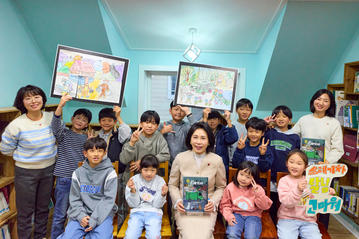 김혜경 여사, 청주 쌍샘자연교회 방문     (서울=연합뉴스) 김혜경 여사가 11일 충북 청주 쌍샘자연교회를 방문해 교회가 운영하는 방과후 학교에서 학생들과 기념촬영을 하고 있다. 2025.12.11 [대통령실 제공. 재판매 및 DB 금지]     photo@yna.co.kr (끝)