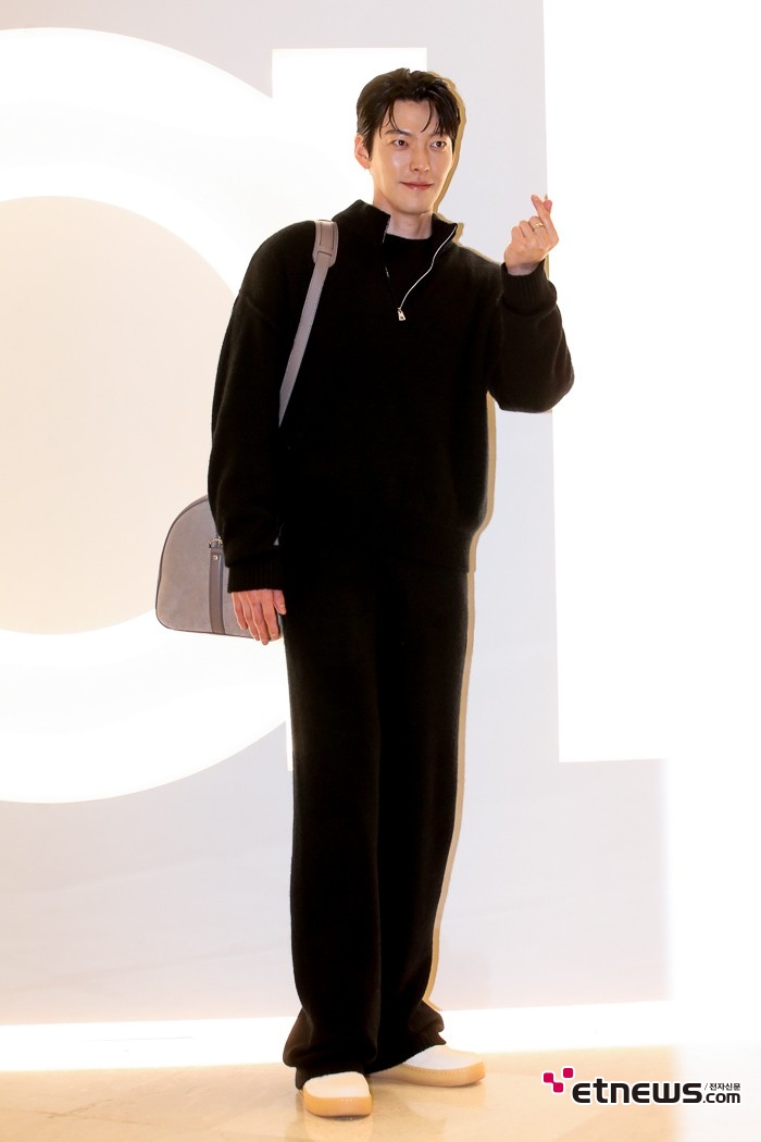 [ET포토] 김우빈, '예비 신랑의 하트'