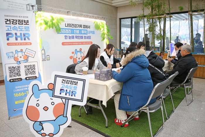 서울아산병원이 지난 11일 동관 1층에서 건강정보 고속도로 사업 홍보 부스를 열고 환자들에게 진료기록 열람 방법을 알리고 있다.(사진=서울아산병원)