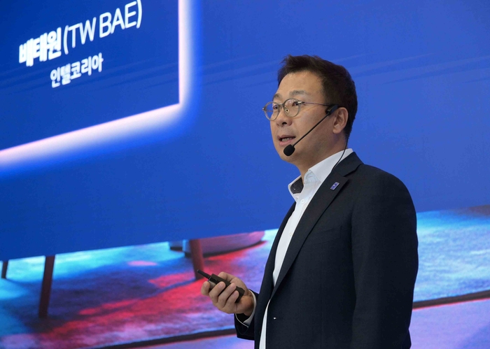 배태원 인텔코리아 대표가 지난달 열린 '인텔 팝업 스토어' 현장에서 파트너들을 소개했다.(사진=인텔)