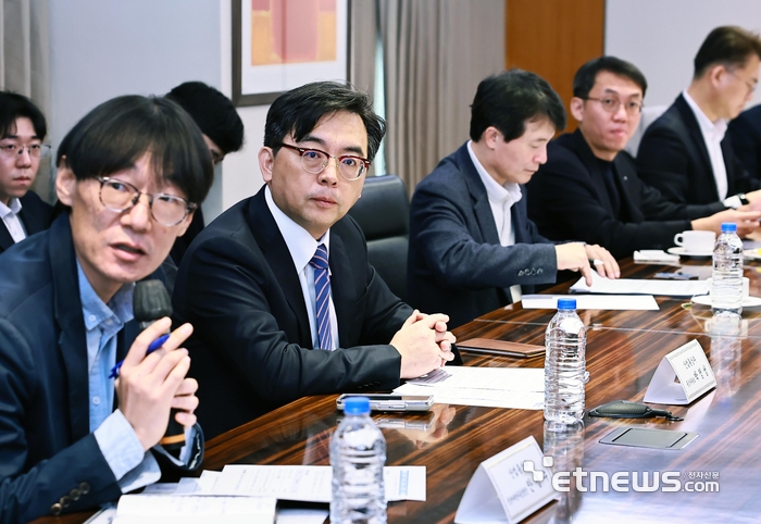 박정성 산업통상부 통상차관보가 12일 서울 소공동 롯데호텔에서 '멕시코 수입관세 인상관련 민관합동 점검회의'주재하고 있다. 산업부 제공