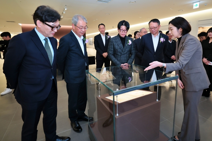 (왼쪽에서 두번째부터) 임종룡 우리금융그룹 회장, 이정섭 우리은행 상무, 고 박경리 작가의 외손자인 토지문화재단 김세희 이사장,  정진완 우리은행장이 '우리1899'에서 서울시 지정문화재인 '대한천일은행 창립청원서'에 대한 설명을 듣고 있다. 사진제공=우리금융