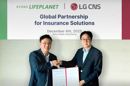 4일 홍콩에서 개최된 인슈어테크 인사이트 아시아 2025에서 교보라이프플래닛과 LG CNS가 전략적 업무협약을 체결했다. (왼쪽부터)김영석 교보라이프플래닛 대표, 김홍근 LG CNS 디지털비즈니스사업부장 부사장(사진=교보라플)