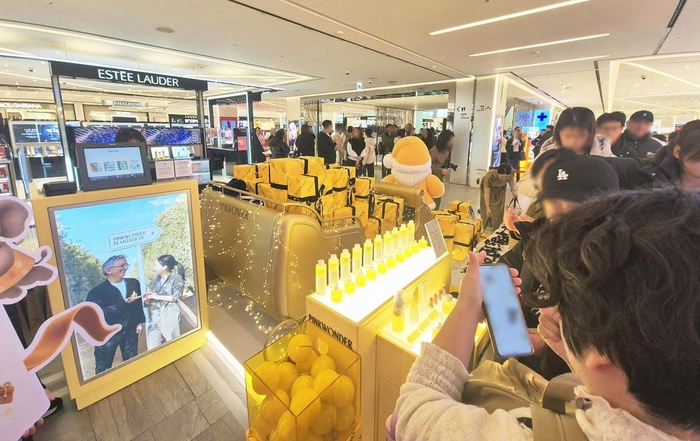 신세계면세점 명동점 아이코닉존에 조성된 클린뷰티 브랜드 '핑크원더' 팝업 전경