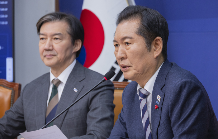 더불어민주당 정청래 대표(오른쪽)가 12일 국회에서 열린 더불어민주당ㆍ개혁진보 4당 정치개혁 연석회의에서 조국혁신당 조국 대표를 비롯한 4당 대표들에게 인사말을 하고 있다. 연합뉴스