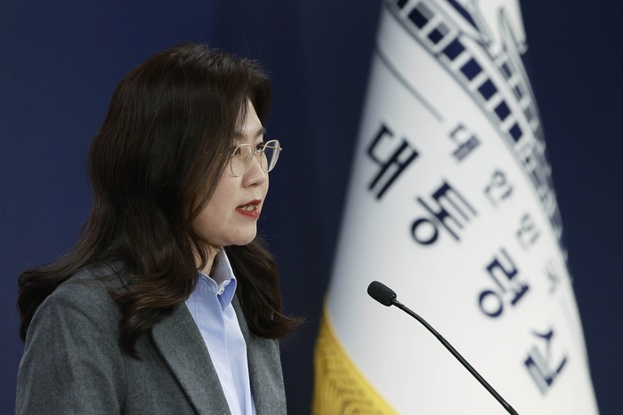 강유정 대변인이 12일 서울 용산 대통령실 청사에서 캄보디아 스캠 범죄 대응 성과 관련 브리핑을 하고 있다. 연합뉴스