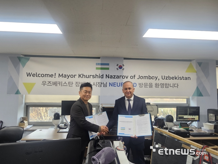 우즈베키스탄 좀보이(Jomboy) 지역 대표단과 뉴럴디측이 인공지능(AI) 기반 인프라 진단 솔루션 영역에서 상호 협력하기 위한 협약식을 맺고 기념촬영을 하고 있다.