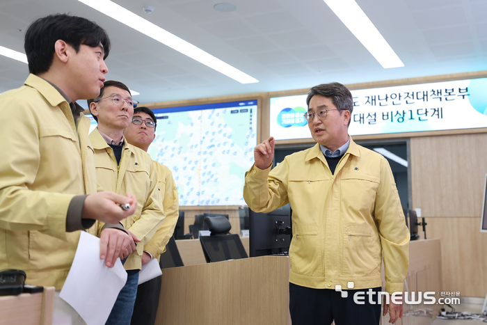 김동연 경기자사(오른쪽)가 13일 도 재난안전대책본부 상황실을 찾아 도내 제설 상황을 점검했다.