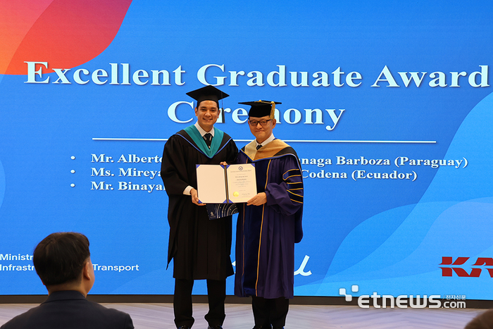 한국공학대가 12일 비전홀에서 'ICAO 글로벌 항공정책 펠로십(ICAO Global Aviation Policy Fellowship)' 석사 학위수여식을 열었다.