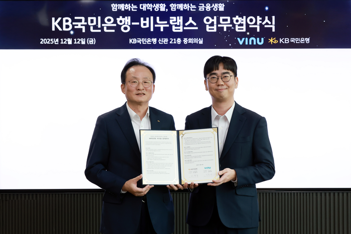 지난 12일 서울 여의도 KB국민은행 신관에서 열린 협약식에서 김한이 비누랩스 주식회사 대표이사(오른쪽)와 이환주 KB국민은행장이 기념촬영을 하고 있다.