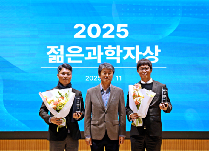 11일 에코프로 청주 본사에서 열린 2025 젊은 과학자상 시상식에서 송호준 에코프로 대표(가운데)가 에너지 분야 수상자 UST(과학기술연합대학원대학교) 전기기능소재공학 박준우 교수(오른쪽), 환경 분야 수상자 연세대학교 화공생명공학과 김대우 교수(왼쪽)와 기념사진을 촬영하고 있다. (에코프로 제공)