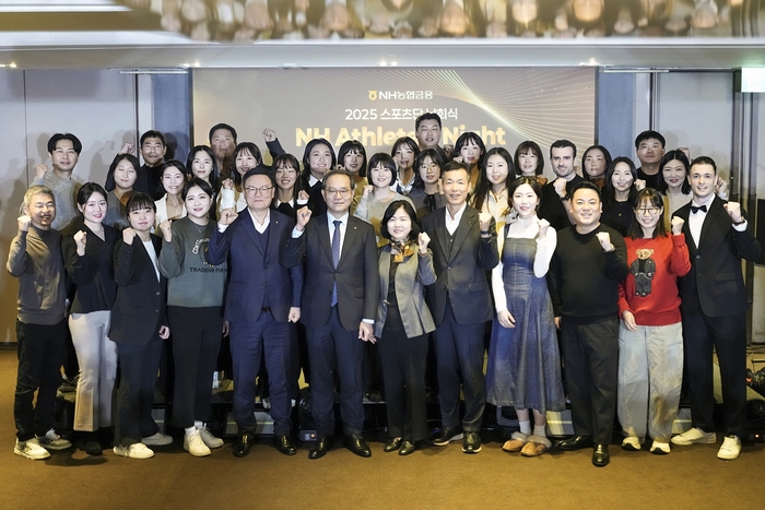 NH농협금융은 12일 서울 소재 컨퍼런스룸에서 '2025 NH농협금융 스포츠단 납회식'을 개최했다. 이찬우 회장(앞줄 왼쪽 여섯번째)이 농협금융 스포츠단 선수 및 임직원들과 기념촬영을 하고 있다.