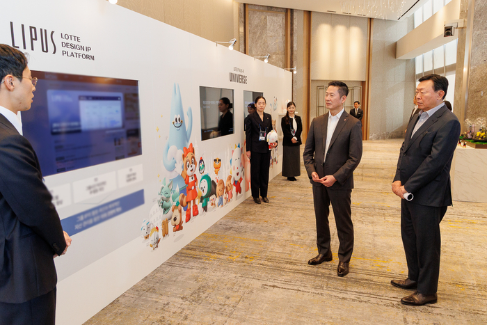 신동빈 롯데 회장과 이돈태 롯데지주 디자인실장(오른쪽 두번째)이 롯데의 디자인 전략 및 혁신 사례를 소개하는 전시 부스를 살펴봤다. 〈자료:롯데〉