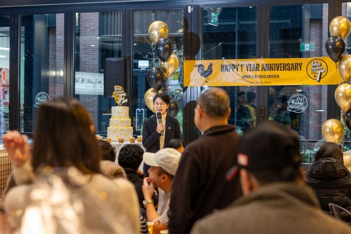 남화연 다이닝브랜즈그룹 해외사업본부 전무가 bhc 캐나다 1호점 오픈 1주년 기념식에 참석해 기념사를 하고 있다.