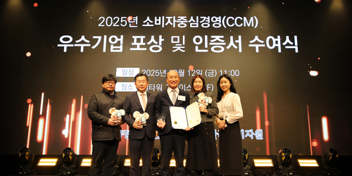12일 서울 양재동 엘타워에서 열린 '2025 소비자중심경영 우수기업 포상 및 인증서 수여식'에 참석한 김대웅 웰컴저축은행 대표(가운데)와 금융소비자보호팀이 기념촬영을 하고 있다.(사진=웰컴저축은행)