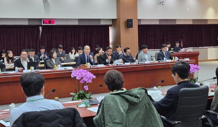 충남 인공지능(AI) 특별위원회는 위원장으로 선출된 김태형 단국대 교수(정면 오른쪽 5번째)를 중심으로 내년 10월까지 전략 수립과 후속 실행 과정 전반에 자문을 이어갈 방침이다.