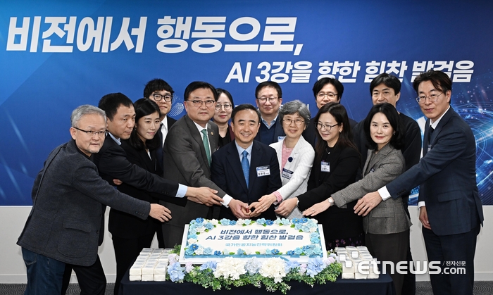 국가인공지능전략위원회 출범 100일 기자 간담회가 12월 15일 서울 중구 서울스퀘어에서 열렸다. 임문영 상근 부위원장을 비롯한 조준희, 백은옥 분과장과 TF리더 등이 100일 기념 이벤트로 떡케이크를 커팅하고 있다.  이동근기자 foto@etnews.com