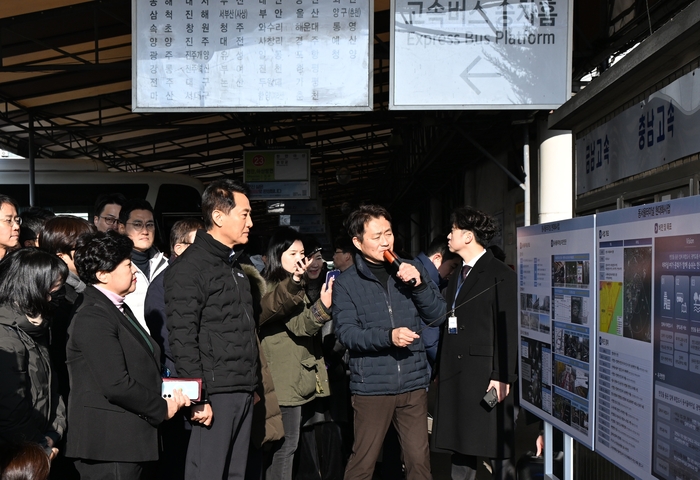 15일 오전 동서울터미널 현장을 방문한 오세훈 서울시장이 관련 브리핑을 청취하고 있다. 사진=서울시