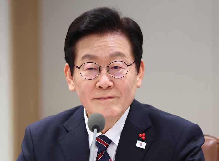 이재명 대통령이 15일 용산 대통령실에서 한-라오스 정상회담 중 통룬 시술릿 국가주석의 발언을 듣고 있다. 연합뉴스