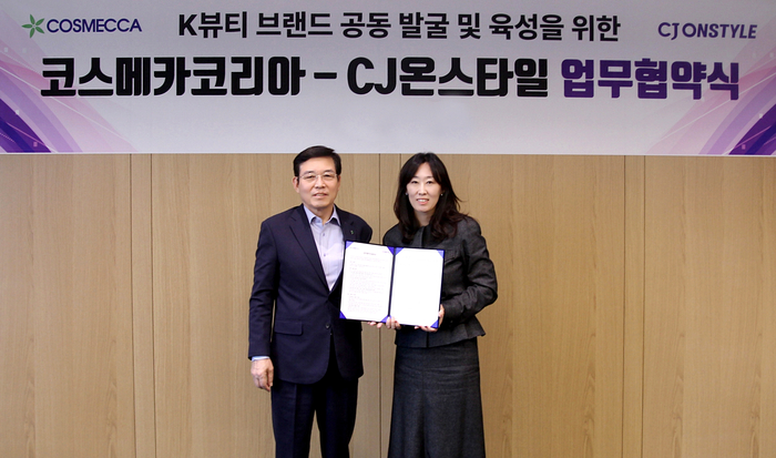 CJ온스타일과 코스메카코리아가 이달 초 경기도 성남시에 위치한 코스메카코리아 중앙연구원에서 K뷰티 브랜드 공동 발굴 및 육성을 위한 업무협약(MOU)를 체결했다. 조임래 코스메카코리아 회장(왼쪽)과 이선영 CJ ENM 커머스부문 대표가 기념 촬영을 하고 있다.