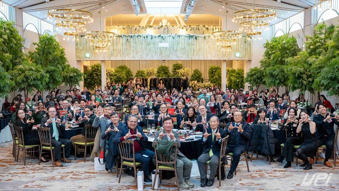 12일, '2025 유타대학교 한인동문회 밤'에 참석한 국내외 유타대 동문과 재학생, 교직원, 학교 관계자 등이 기념 촬영했다. (사진=유타대 아시아캠퍼스)