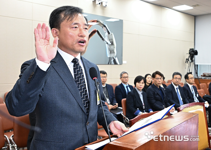 [포토] 선서하는 김종철 방송미디어통신위원장 후보자