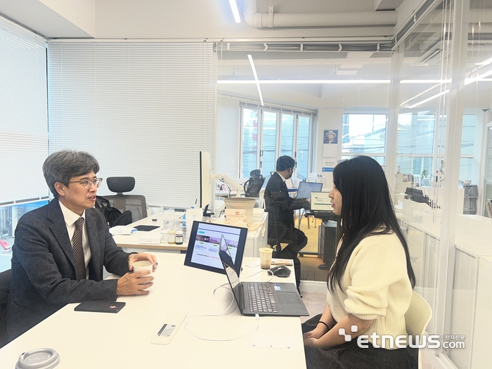 박순홍 강원중기청장(왼쪽)이 센트오브사운드를 방문, 애로사항을 청취했다.