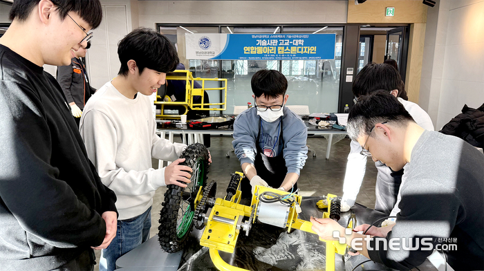 고교-대학 연합전공동아리 캡스톤디자인 경진대회에서 대학생 멘토단과 고등학생들이 전기모빌리티를 제작하고 있다.