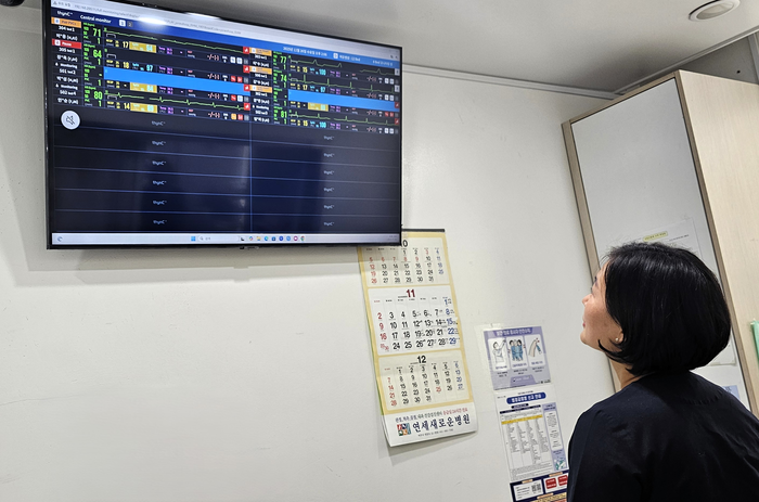 경기 여주시 연세새로운병원 간호사가 병상 모니터링 시스템 '씽크'를 통해 환자 상태를 확인하고 있다.(사진=대웅제약)