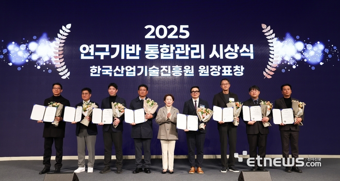 2025년 연구기반협의체 연구기반 통합관리 시상식. (왼쪽에서 5번째) 민병주 KIAT 원장. KIAT 제공