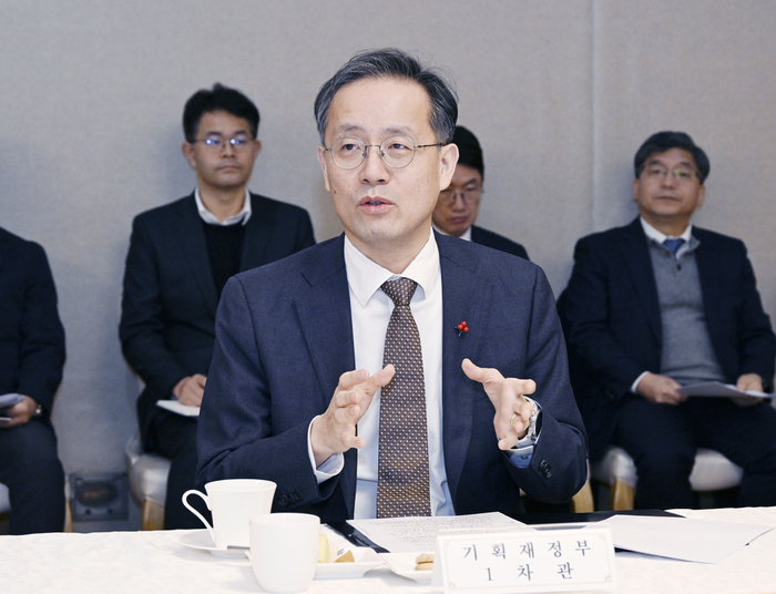 이형일 기재부 1차관이 16일 정부서울청사에서 주요 수출기업들과 간담회를 갖고 외환시장 안정을 위한 협력을 당부했다.[기재부 제공]