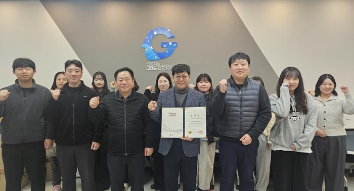 정석찬 동의대 인공지능그랜드ICT연구센터장(가운데)과 연구원들이 부산시장 표창 수상 후 부산 디지털 경쟁력 강화에 기여를 다짐했다.