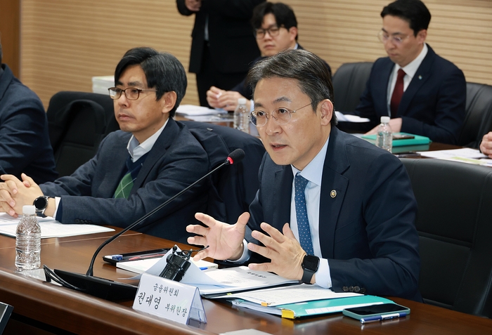 권대영 금융위원회 부위원장이 16일 오후 서울 중구 서민금융진흥원에서 유관기관과 함께 개최한 복합지원 추진단 제5차 회의에서 지난 2년간의 성과를 점검하고 2026년 업무 계획을 발표했다. 또한 유관기관과 함께 복합지원 정책 추진에 기여한 우수직원·기관을 시상했다. 사진제공=금융위원회