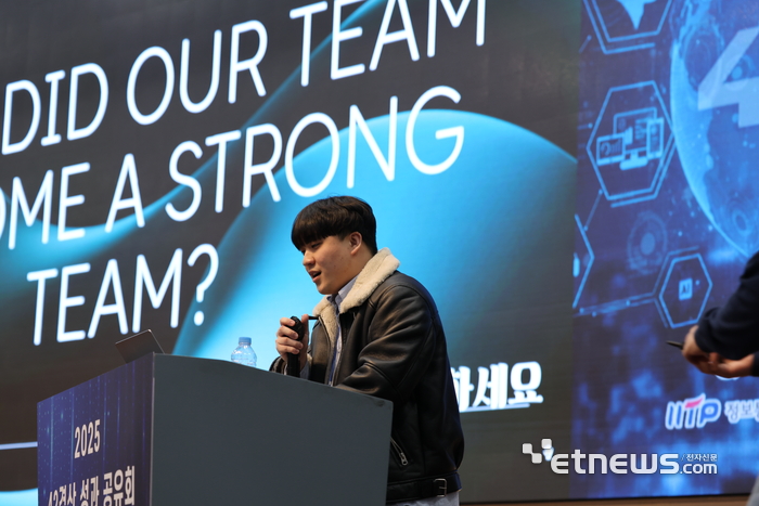 42경산 교육생이 우수사례 발표를 통해 자신의 경험을 공유하고 있다.