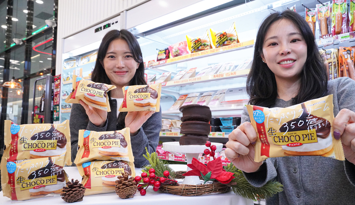 모델이 '생초코파이'를 소개하고 있다.