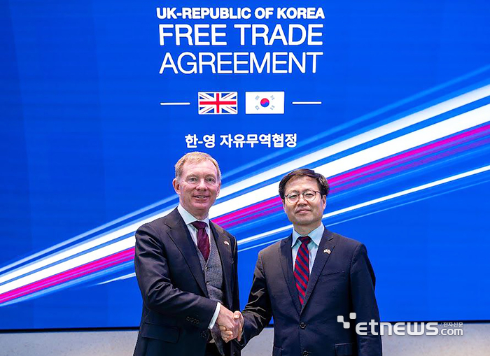 여한구 산업통상부 통상교섭본부장이 15일(현지시간) 영국 런던에서 크리스 브라이언트 영국 산업통상부 통상담당장관과 한-영 FTA 개선 협상을 타결, 기념 촬영하고 있다. 산업부 제공