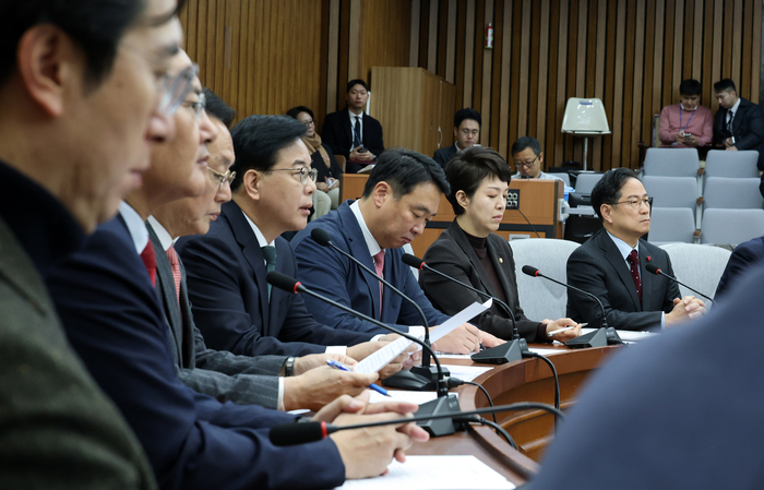 국민의힘 송언석 원내대표가 16일 국회에서 열린 원내대책회의에서 모두발언하고 있다. 연합뉴스