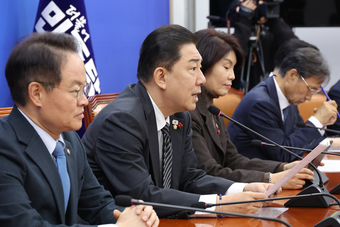 더불어민주당 김병기 원내대표가 16일 국회에서 열린 원내대책회의에서 발언하고 있다. 연합뉴스
