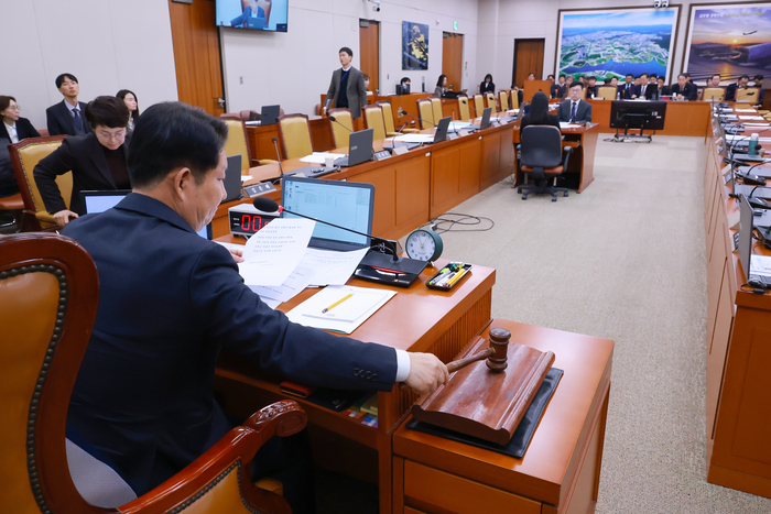 16일 국회에서 열린 12.29 여객기 참사 진상규명을 위한 국정조사특별위원회 7차 전체회의에서 위원장인 국민의힘 권영진 의원이 산회를 선언하고 있다. 연합뉴스