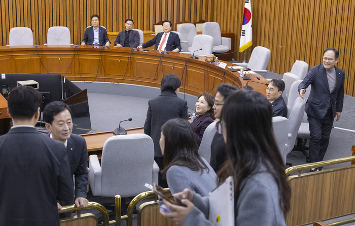 국민의힘 초선의원들이 16일 국회에서 차기 대표 선출을 위해 모여 서로 인사하고 있다. 연합뉴스