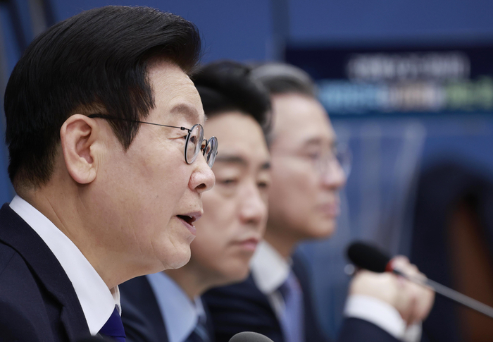 이재명 대통령, 복지부·식약처 업무보고 발언     (세종=연합뉴스) 김도훈 기자 = 이재명 대통령이 16일 정부세종컨벤션센터에서 열린 보건복지부(질병관리청)·식품의약품안전처 업무보고에서 발언하고 있다.      왼쪽부터 이재명 대통령, 강훈식 대통령 비서실장, 김용범 정책실장. 2025.12.16 [대통령실통신사진기자단]     superdoo82@yna.co.kr (끝)