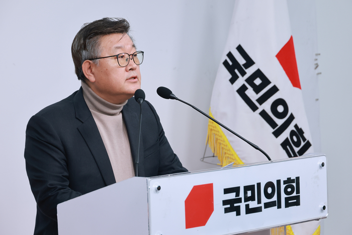 국민의힘 이호선 당무감사위원장이 16일 서울 여의도 국민의힘 중앙당사에서 김종혁 전 최고위원에 대한 당원권 정지 2년 권고 결정과 관련해 설명하고 있다. 연합뉴스