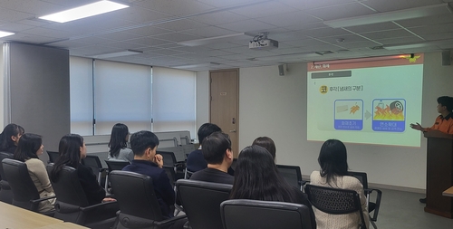 경기 성남시 분당소방소 소속 박상희 소방교가 JT저축은행 임직원을 대상으로 교육을 진행하고 있다.(사진=JT저축은행)