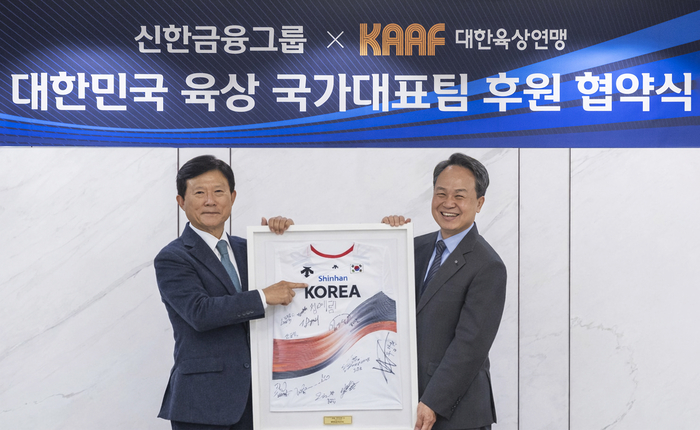 지난 16일 오후 서울 중구에 위치한 신한금융 본사에서 진행된 대한육상연맹 공식 후원을 위한 협약식에서 육현표 대한육상연맹 회장(왼쪽)과 진옥동 신한금융그룹 회장이 기념촬영을 하고 있다.