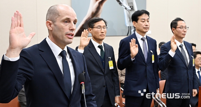 [포토] 쿠팡 개인정보 유출 청문회 증인 선서