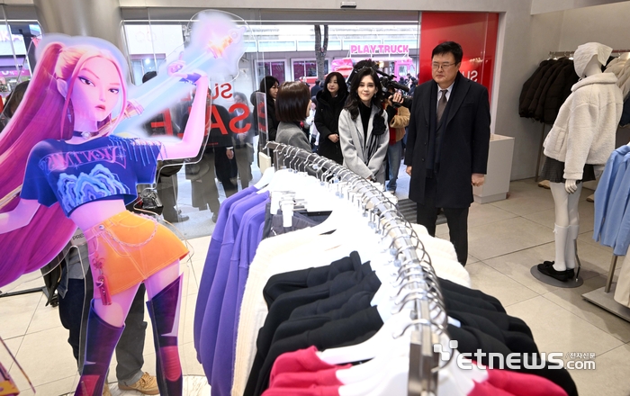 [포토] 코리아 그랜드세일 매장 둘러보는 이부진 위원장