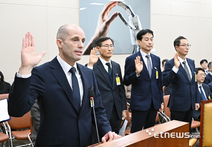 [포토] 쿠팡 개인정보 유출 청문회 증인 선서