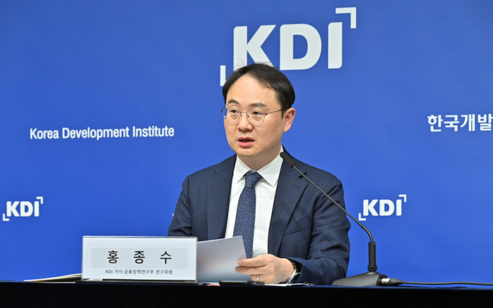 홍종수 KDI 연구위원이 17일 정부세종청사에서 '증권사 건전성 규제 개선 방안' 보고서를 발표하고 있다.[KDI 제공]